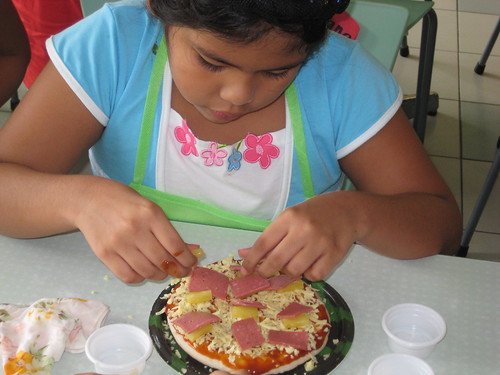 shana making her pizza