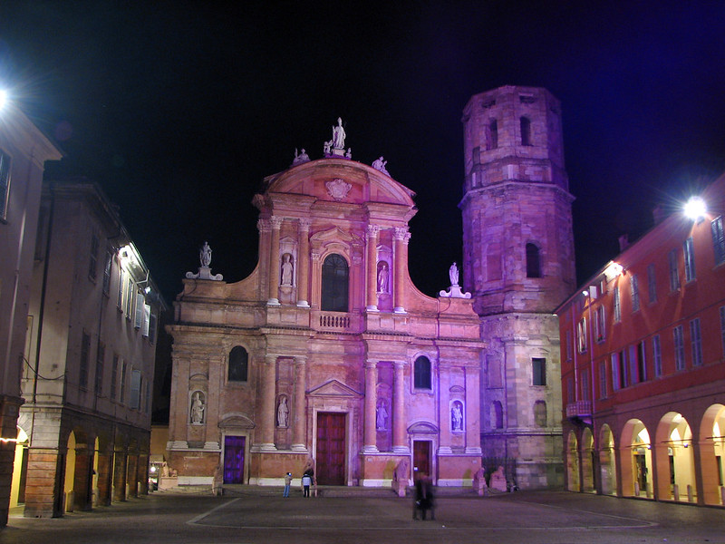 Reggio Emilia - San Prospero Church at Night<br/>© <a href="https://flickr.com/people/37409770@N00" target="_blank" rel="nofollow">37409770@N00</a> (<a href="https://flickr.com/photo.gne?id=2416008823" target="_blank" rel="nofollow">Flickr</a>)
