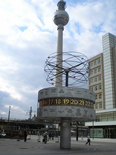 El reloj mundial, con la Fernsehturm detras