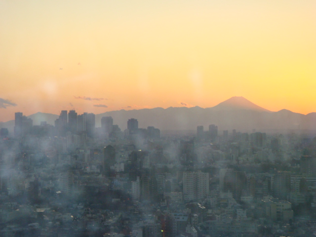 ２月１３日夕暮れ前の富士山です窓ガラスが...