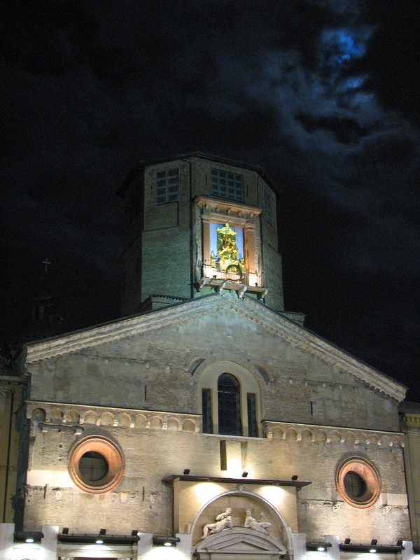Reggio Emilia - The Cathedral at Night<br/>© <a href="https://flickr.com/people/37409770@N00" target="_blank" rel="nofollow">37409770@N00</a> (<a href="https://flickr.com/photo.gne?id=2431765458" target="_blank" rel="nofollow">Flickr</a>)