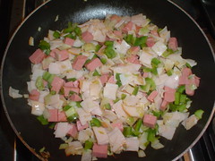 Dorando las salchichas, jamón y verdura