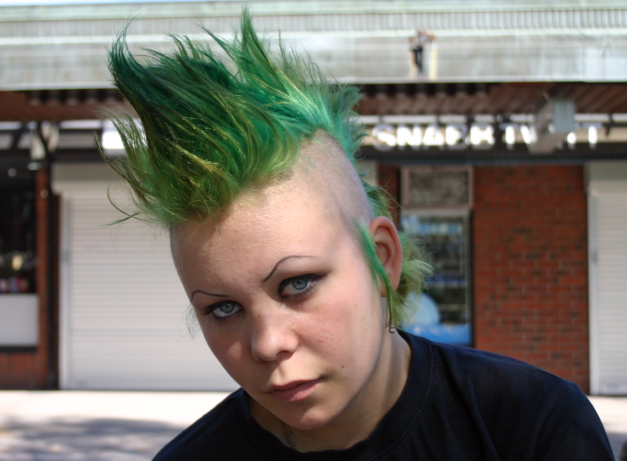 Человек с зелеными волосами