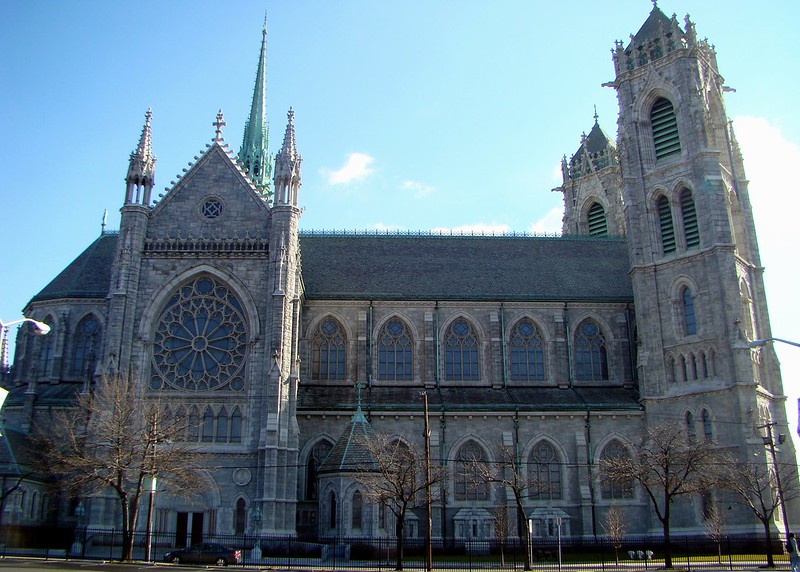 Sacred Heart Cathedral<br/>© <a href="https://flickr.com/people/19722285@N05" target="_blank" rel="nofollow">19722285@N05</a> (<a href="https://flickr.com/photo.gne?id=2152378267" target="_blank" rel="nofollow">Flickr</a>)