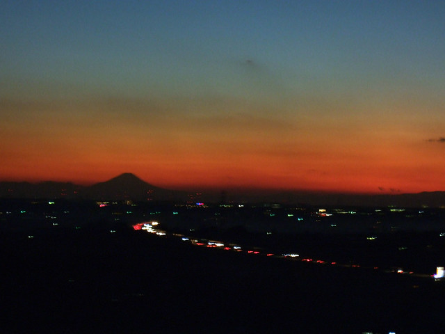 夕方の富士山シルエットは、幻想的な空とマ...
