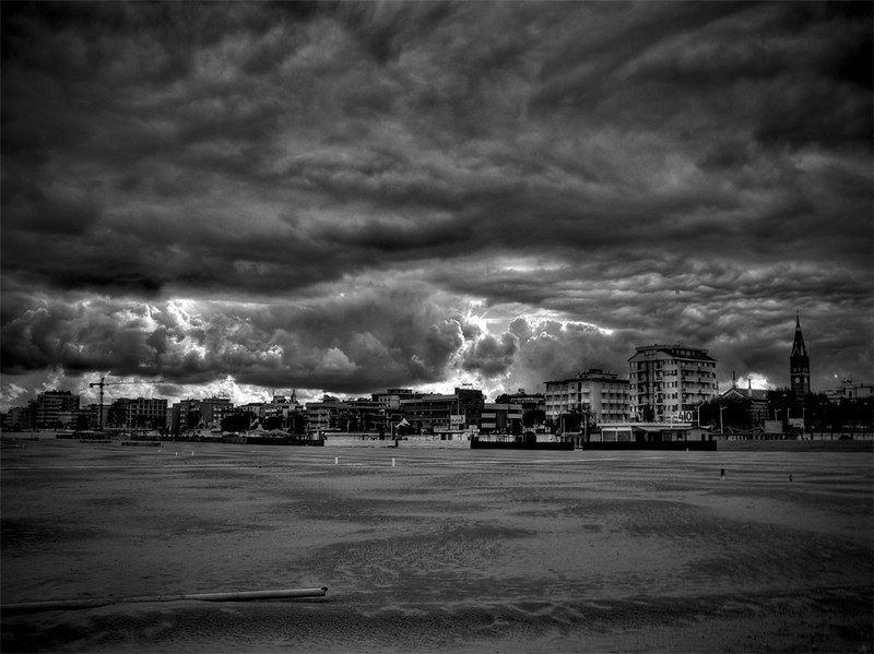 black clouds on my mind of sand<br/>© <a href="https://flickr.com/people/12748118@N06" target="_blank" rel="nofollow">12748118@N06</a> (<a href="https://flickr.com/photo.gne?id=1862783453" target="_blank" rel="nofollow">Flickr</a>)