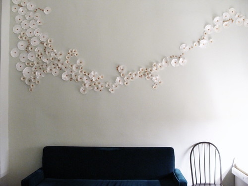 Duvarda çiçekler sıra sıra dizilmişler