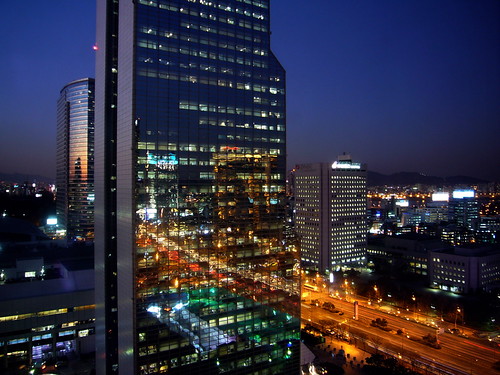 CoEx Building and the street traffic
