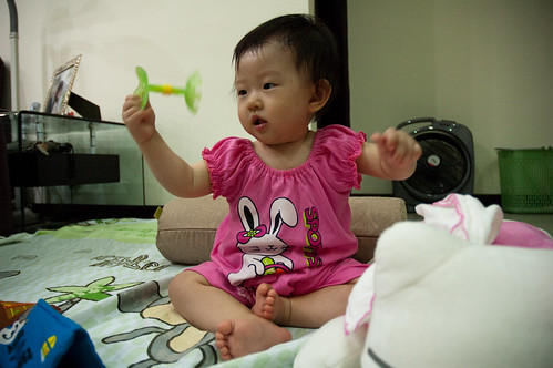 Playing with flower-like toy.  玩綠色小花玩具！