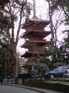近所の法華経寺の五重塔