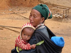Hmong woman with child (Laos 2006)