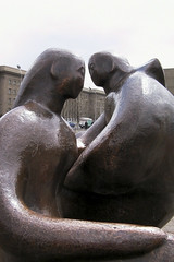 Kissing statues