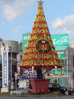 クリスマスツリーに装飾される西船橋駅前の...