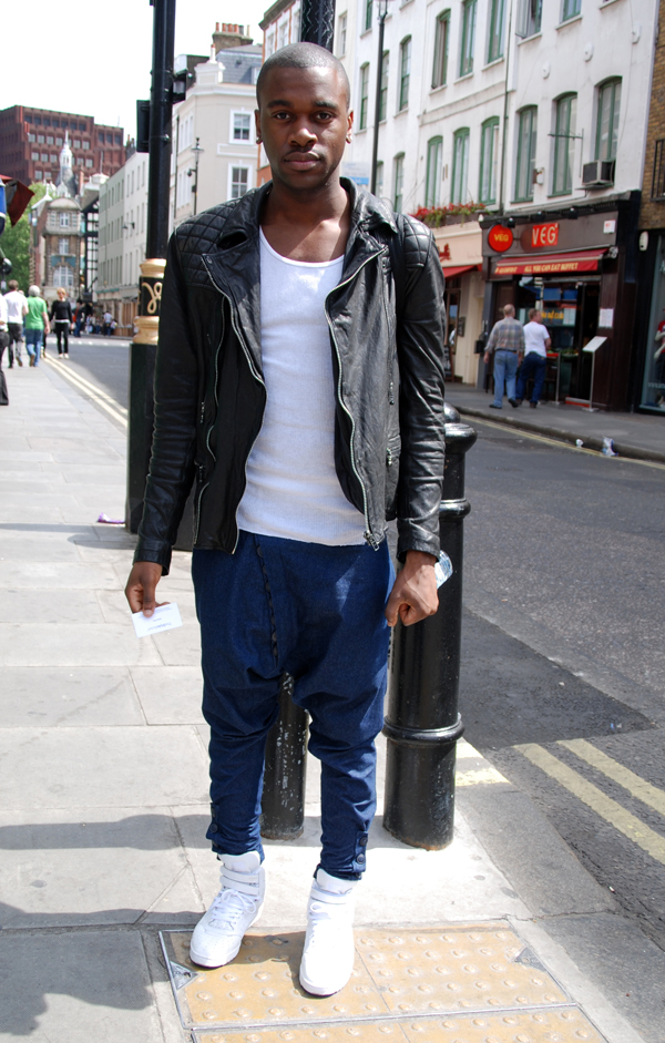 THE STYLE SCOUT - London Street Fashion: Cool Blue Jeans