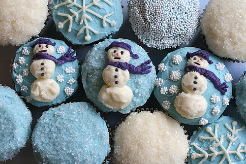 blue and white christmas cupcakes