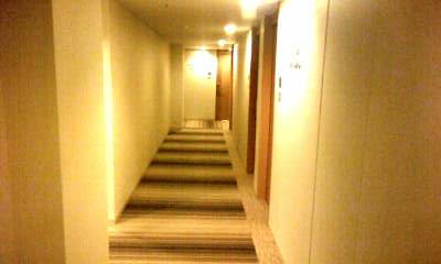 出張先のBIZホテルの内廊下を計測すると...