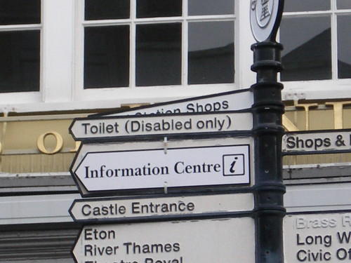 Hinweisschild mit der Aufschrift Toilet Disabled only