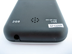 De achterkant, met headset-aansluiting en speaker.