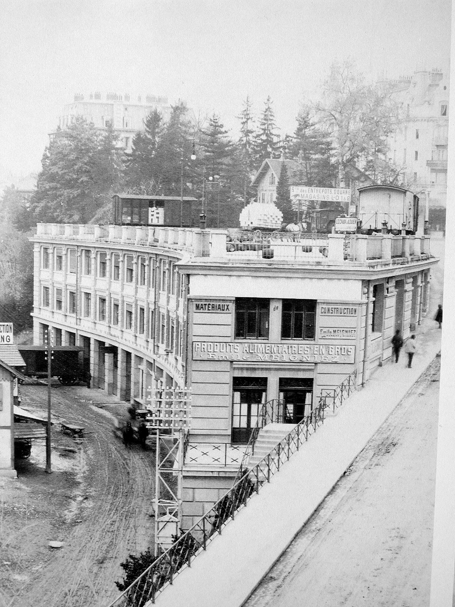 L'ancien bâtiment de la FNAC en 1900 avec l'ascenseur à wagon sur le toit 