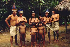 Family in the Amazonas jungle in Peru por treppenstufe
