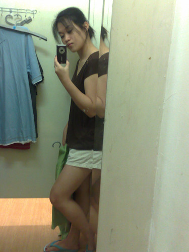 Camwhoring in the fitting room.