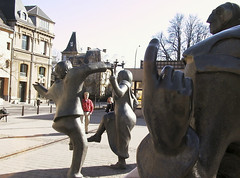 Dancing statues