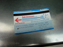 Anglų lietuvių žodynas. Žodis round-trip ticket reiškia bilietas į abi puses lietuviškai.