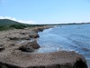 Plage avec falaises de posidonies après la Punta di Muchju Biancu