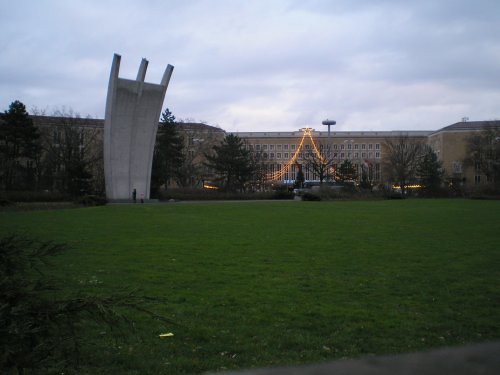 Monumento a los que perdieron la vida en el puente aéreo enfrente de la fachada de Berlín Tempelhof