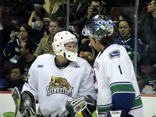 Luongo chats with the junior goalie