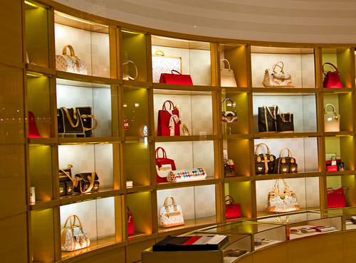 Mititique Boutique: Fashion Boutique Interior With Modern Style