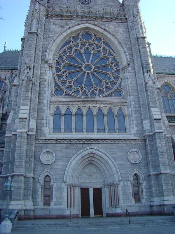 Sacred Heart Cathedral<br/>© <a href="https://flickr.com/people/19722285@N05" target="_blank" rel="nofollow">19722285@N05</a> (<a href="https://flickr.com/photo.gne?id=2152372861" target="_blank" rel="nofollow">Flickr</a>)