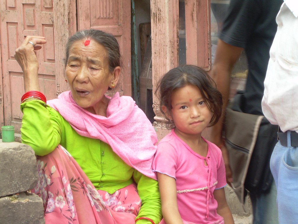 Abuela y nieta en las calles de Kathmandú