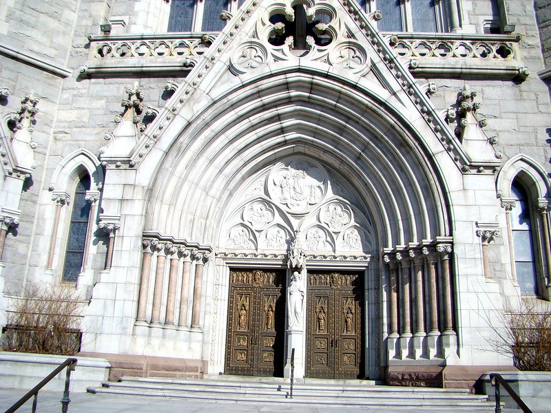 Sacred Heart Cathedral<br/>© <a href="https://flickr.com/people/19722285@N05" target="_blank" rel="nofollow">19722285@N05</a> (<a href="https://flickr.com/photo.gne?id=2153162292" target="_blank" rel="nofollow">Flickr</a>)