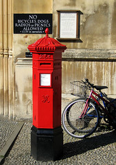 UK post box by Andrew Dunn