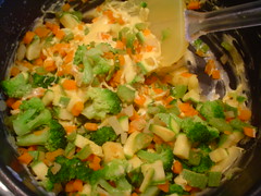 Mezclando verduras y salsa de queso
