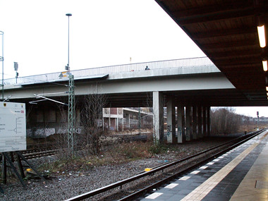 Die Brücke am Bahnhof Westend