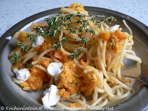 Spaghetti with thyme-flavoured carrot pesto