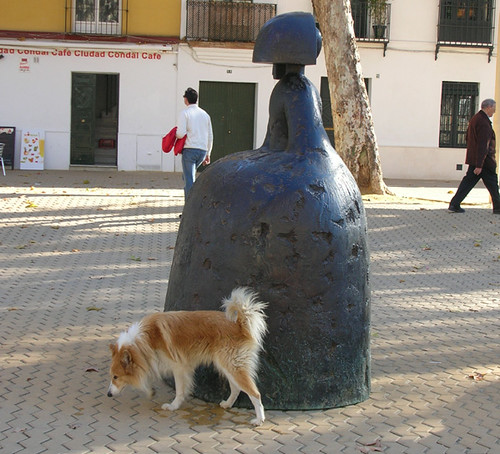 perro concluyendo su miccion sobre una estatua de manolo valdes