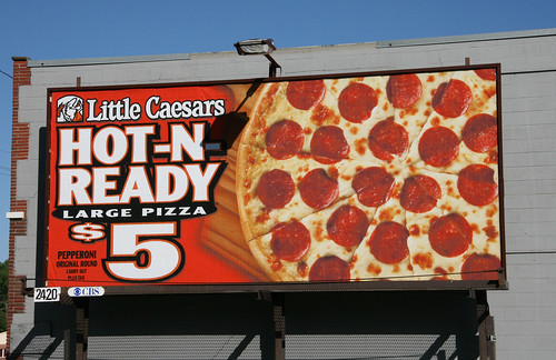 Взломка pizza ready. Билборд пицца. Билборд пиццерии. Рекламный щит пицца. Билборд реклама пиццы.