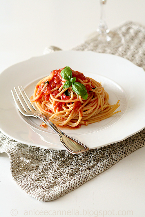 Spaghetti al pomodoro fresco, olio e basilico