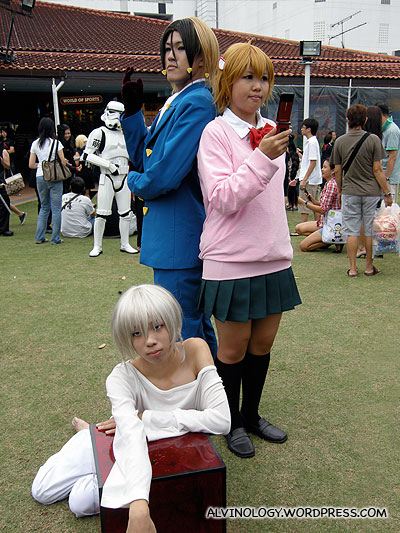 I am 102% sure the cosplayer on the floor is a guy