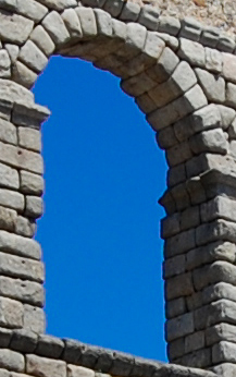 ¿De qué monumento castellanoleonés hecho por los Romanos son estos arcos?