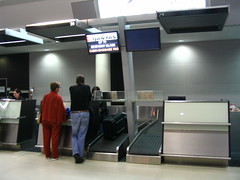 Anglų lietuvių žodynas. Žodis baggage-check reiškia bagažo žymės lietuviškai.