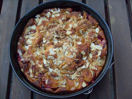 Gâteau aux prunes et mirabelles à la saveur d'amande / Plum and mirabelle cake with almond savour