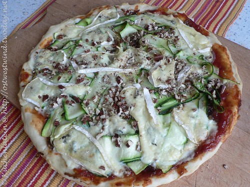 Caramelised onion, Brie & courgette pizza 001