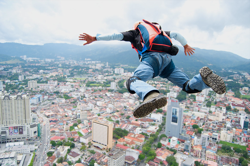 Jumping off point. Бейсджампер. Бейсджампинг плюсы и минусы. Прыжок с небольшой высоты. Плюсы и минусы экстремального спорта.