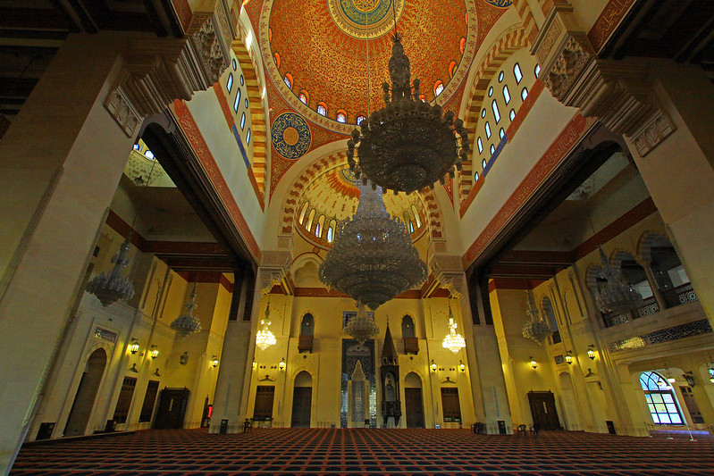 Inside Al-Omari Grand Mosque<br/>© <a href="https://flickr.com/people/34884355@N00" target="_blank" rel="nofollow">34884355@N00</a> (<a href="https://flickr.com/photo.gne?id=32790184915" target="_blank" rel="nofollow">Flickr</a>)