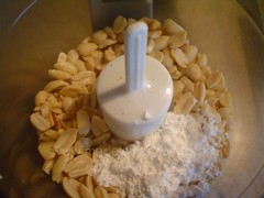 Moliendo los cacahuates con un poco de azúcar glass