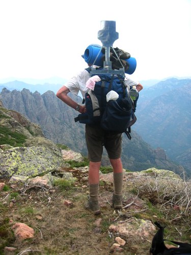 Arnaud, le Google Hiker, en train de cartographier la randonnée sauvage en Corse